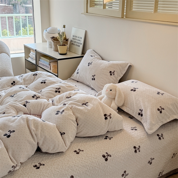 91家纺网 家纺一手货源 找家纺 潘朵拉家纺 2025新款牛奶绒床盖款四件套 樱韵