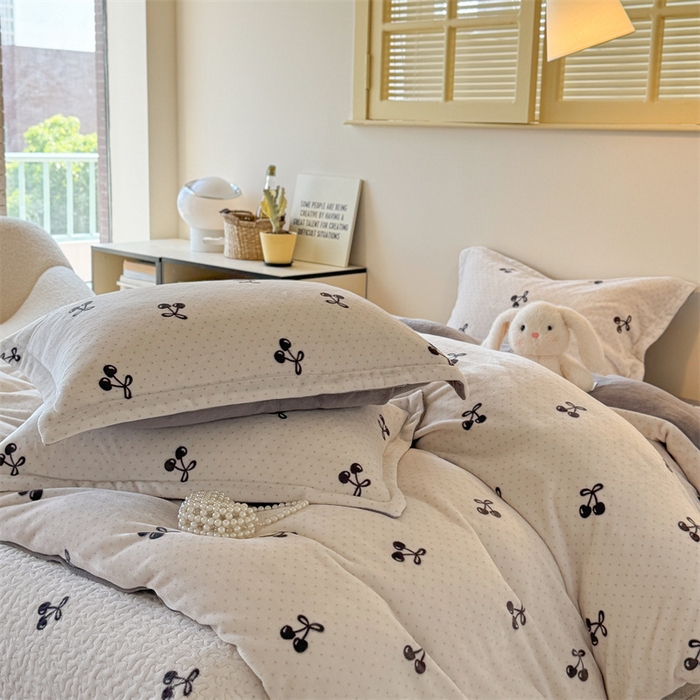 91家纺网 家纺一手货源 找家纺 潘朵拉家纺 2025新款牛奶绒床盖款四件套 樱韵