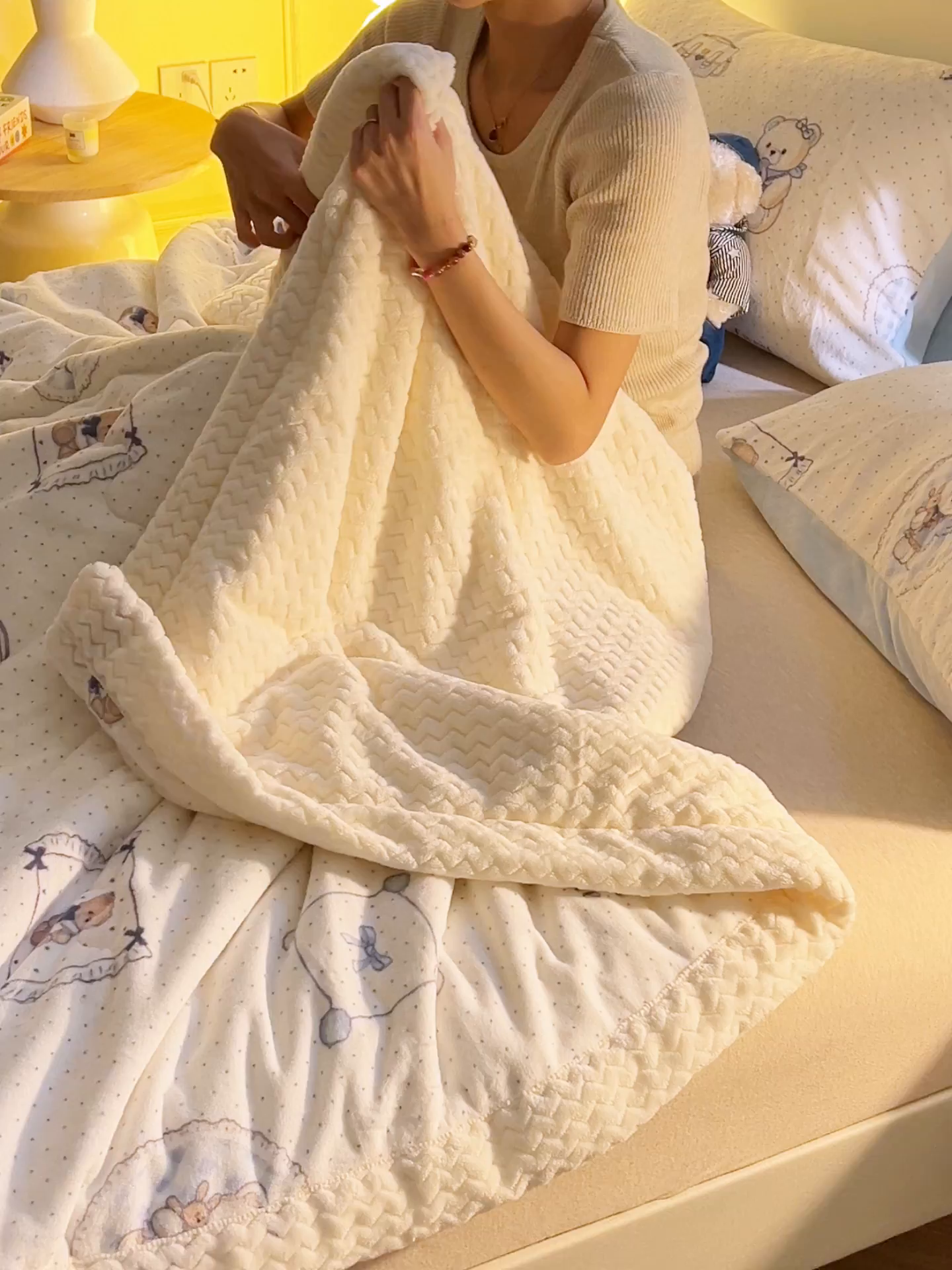 91家纺网 家纺一手货源 找家纺 晨曦家纺 2025新款加厚保暖牛奶绒贝贝绒三层夹棉毛毯可爱卡通 萌萌熊仔