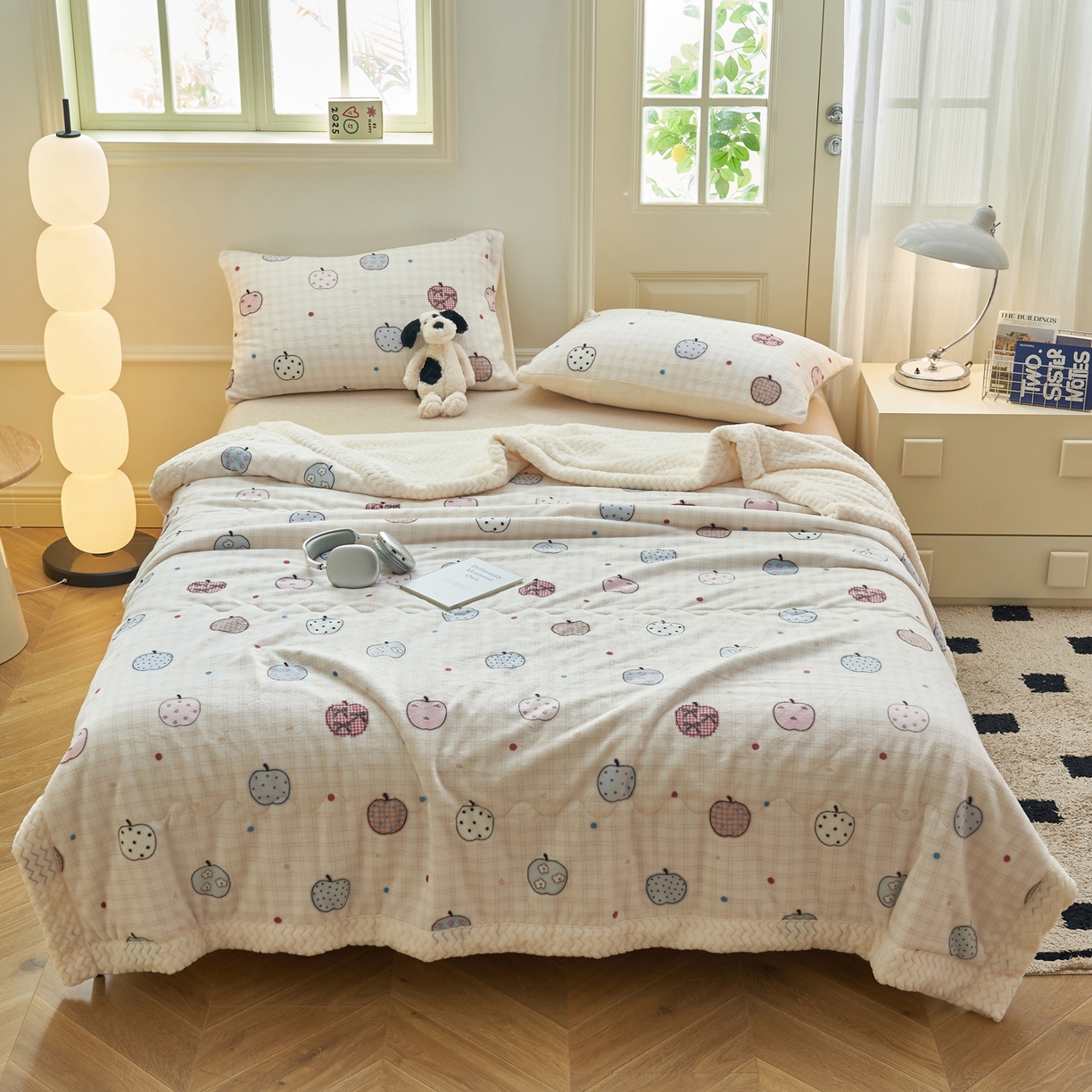 91家纺网 家纺一手货源 找家纺 晨曦家纺 2025新款加厚保暖牛奶绒贝贝绒三层夹棉毛毯可爱卡通 苹果乐园