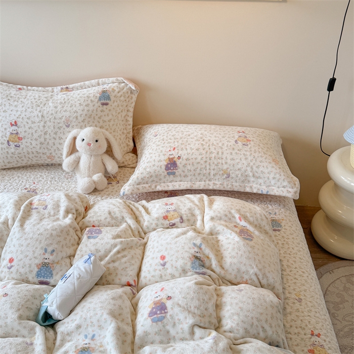 91家纺网 家纺一手货源 找家纺 潘朵拉家纺 2025新款牛奶绒床盖款四件套 油画女孩