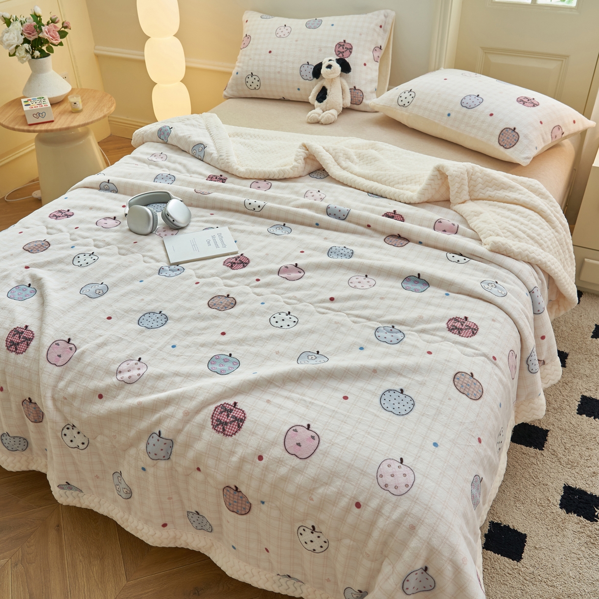 91家纺网 家纺一手货源 找家纺 晨曦家纺 2025新款加厚保暖牛奶绒贝贝绒三层夹棉毛毯可爱卡通 苹果乐园