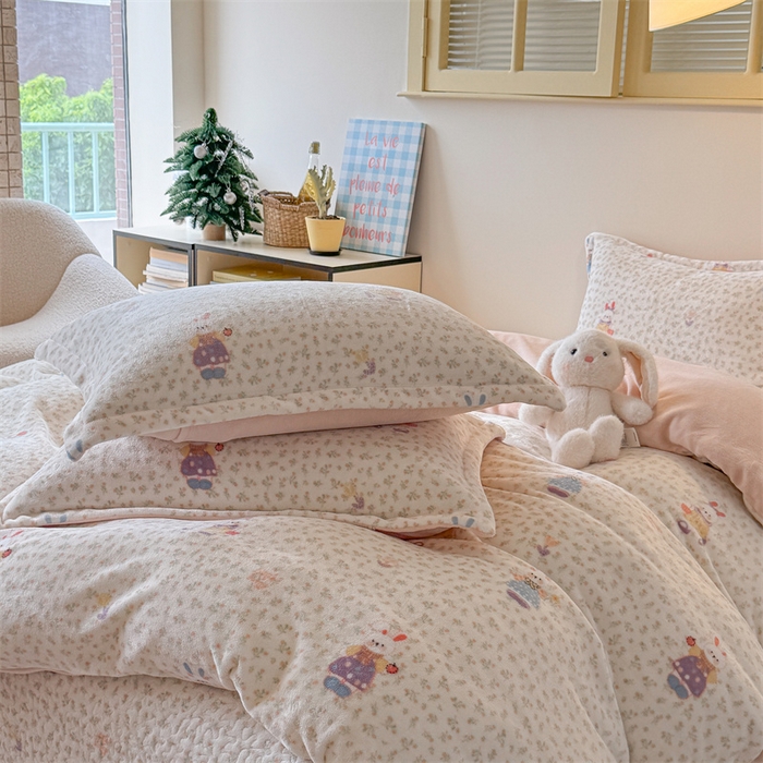 91家纺网 家纺一手货源 找家纺 潘朵拉家纺 2025新款牛奶绒床盖款四件套 油画女孩