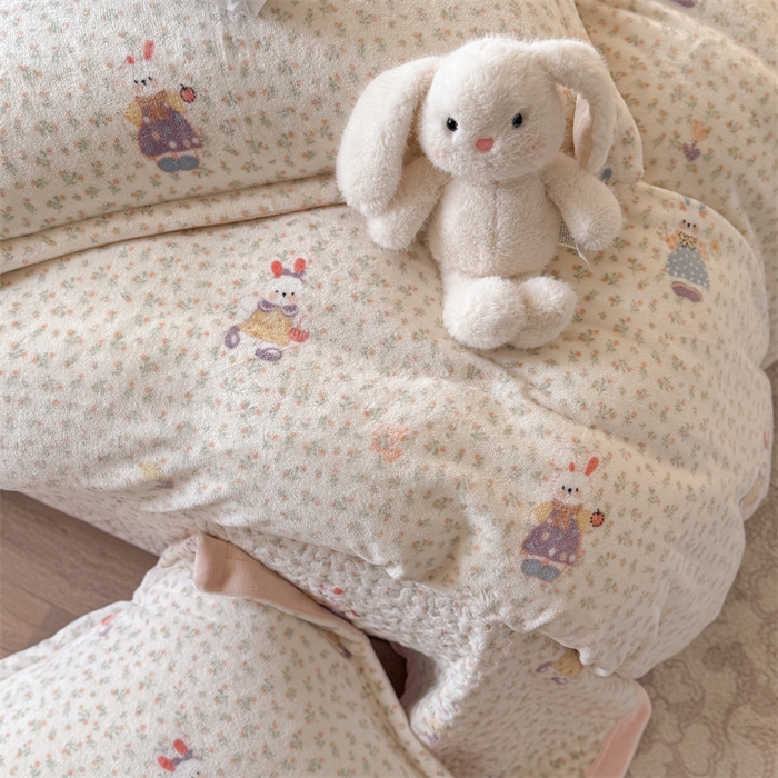 91家纺网 家纺一手货源 找家纺 潘朵拉家纺 2025新款牛奶绒床盖款四件套 油画女孩