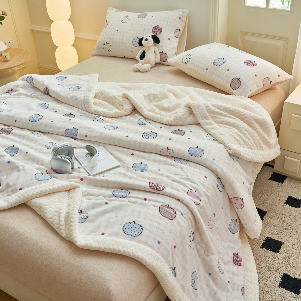 91家纺网 家纺一手货源 找家纺 晨曦家纺 2025新款加厚保暖牛奶绒贝贝绒三层夹棉毛毯可爱卡通 苹果乐园