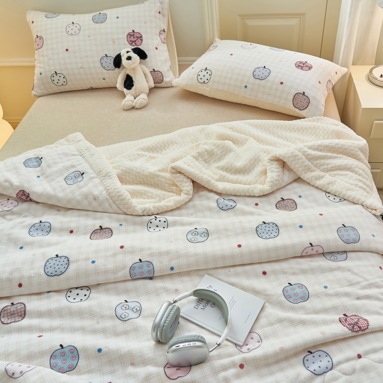 91家纺网 家纺一手货源 找家纺 晨曦家纺 2025新款加厚保暖牛奶绒贝贝绒三层夹棉毛毯可爱卡通 苹果乐园