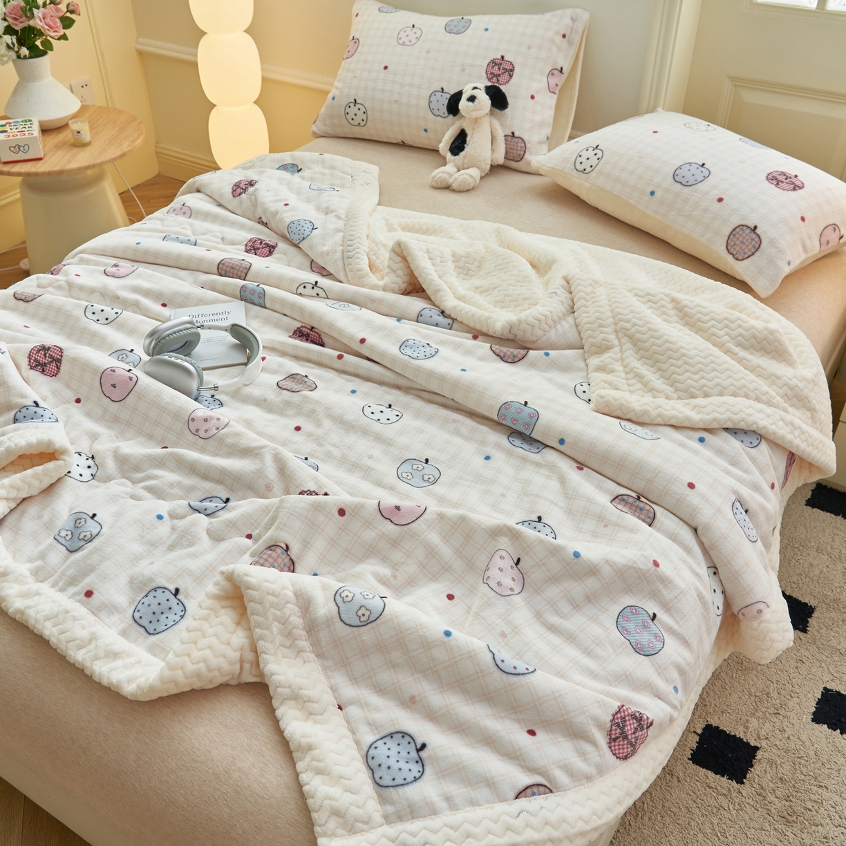 91家纺网 家纺一手货源 找家纺 晨曦家纺 2025新款加厚保暖牛奶绒贝贝绒三层夹棉毛毯可爱卡通 苹果乐园