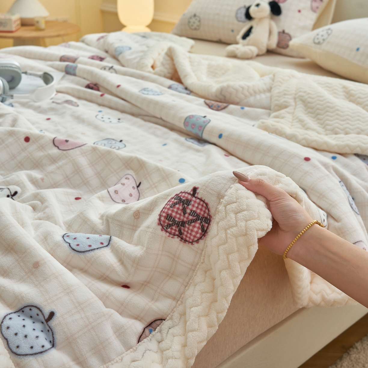 91家纺网 家纺一手货源 找家纺 晨曦家纺 2025新款加厚保暖牛奶绒贝贝绒三层夹棉毛毯可爱卡通 苹果乐园