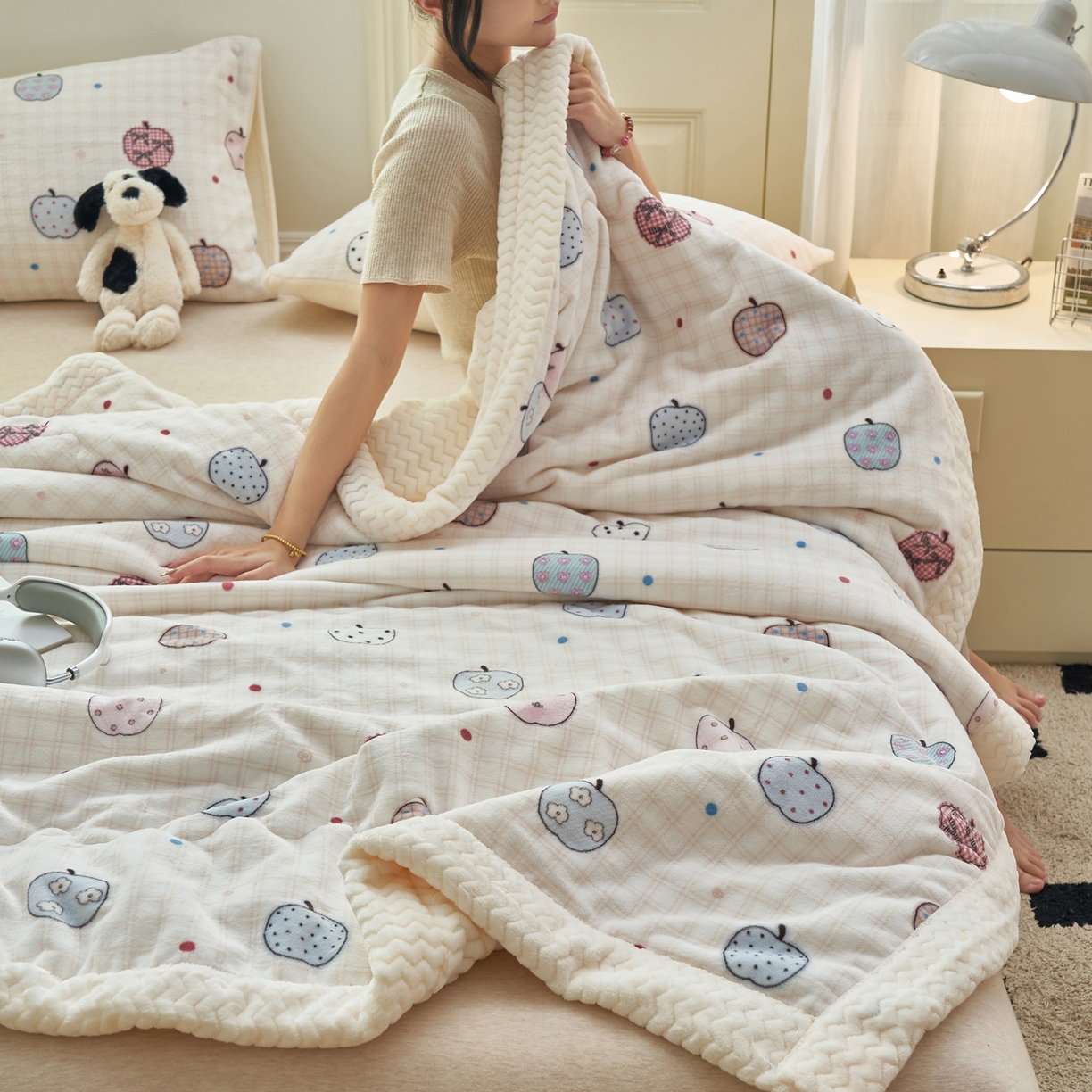 91家纺网 家纺一手货源 找家纺 晨曦家纺 2025新款加厚保暖牛奶绒贝贝绒三层夹棉毛毯可爱卡通 苹果乐园