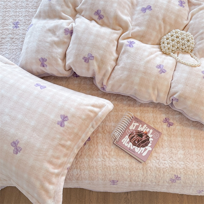 91家纺网 家纺一手货源 找家纺 潘朵拉家纺 2025新款牛奶绒床盖款四件套 紫蝶