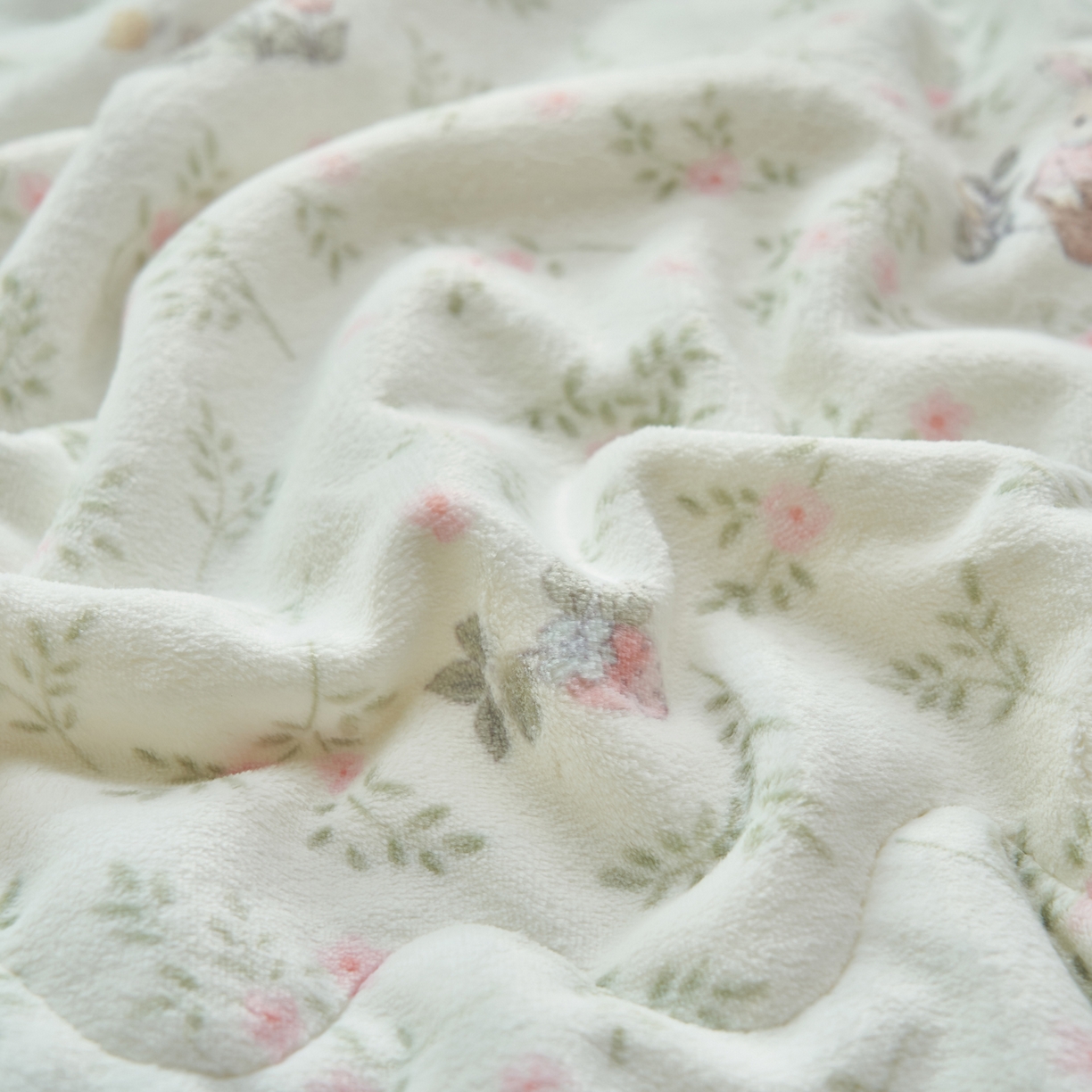 91家纺网 家纺一手货源 找家纺 晨曦家纺 2025新款加厚保暖牛奶绒贝贝绒三层夹棉毛毯可爱卡通 兔兔花园