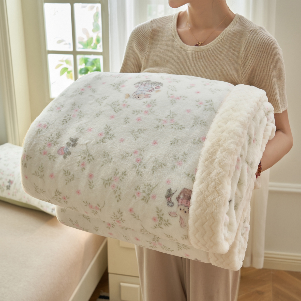 91家纺网 家纺一手货源 找家纺 晨曦家纺 2025新款加厚保暖牛奶绒贝贝绒三层夹棉毛毯可爱卡通 兔兔花园