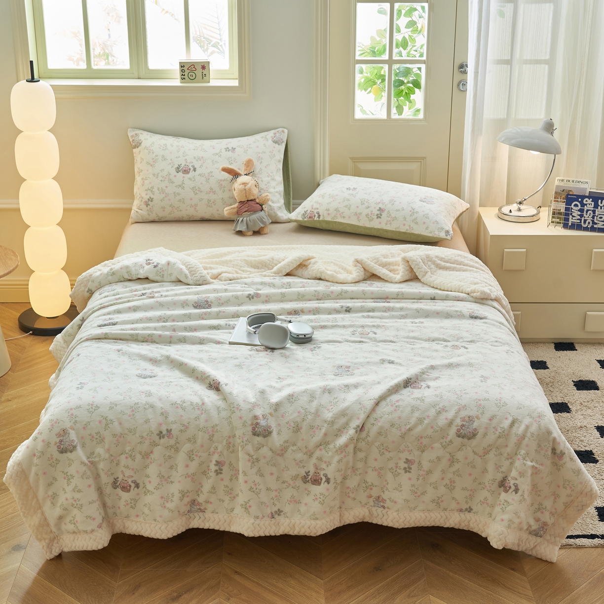 91家纺网 家纺一手货源 找家纺 晨曦家纺 2025新款加厚保暖牛奶绒贝贝绒三层夹棉毛毯可爱卡通 兔兔花园