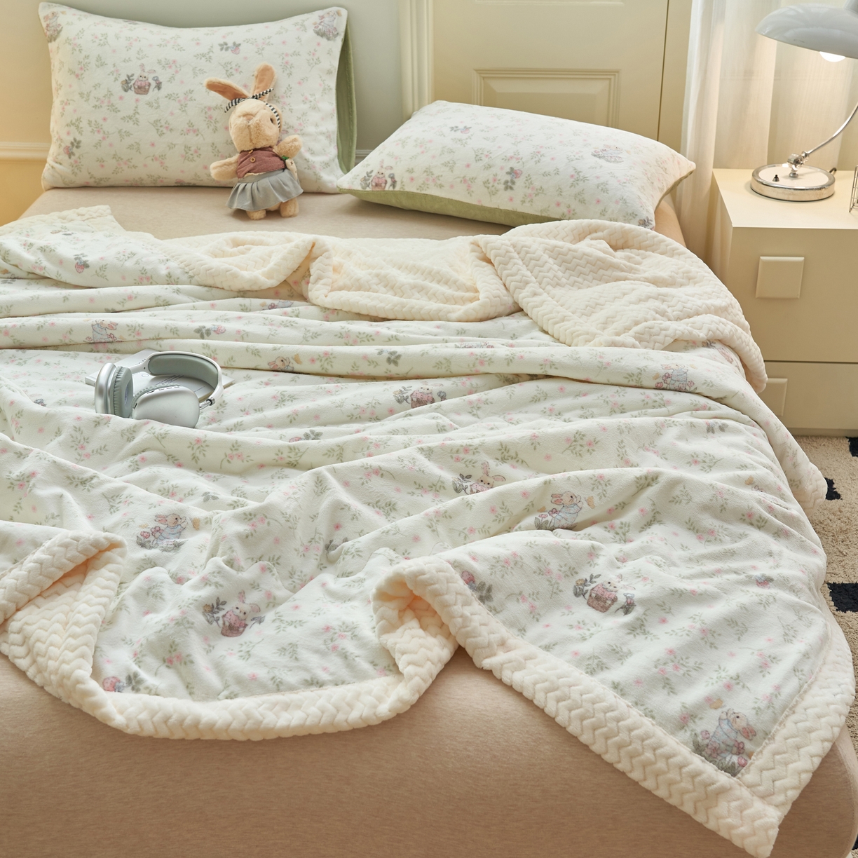 91家纺网 家纺一手货源 找家纺 晨曦家纺 2025新款加厚保暖牛奶绒贝贝绒三层夹棉毛毯可爱卡通 兔兔花园