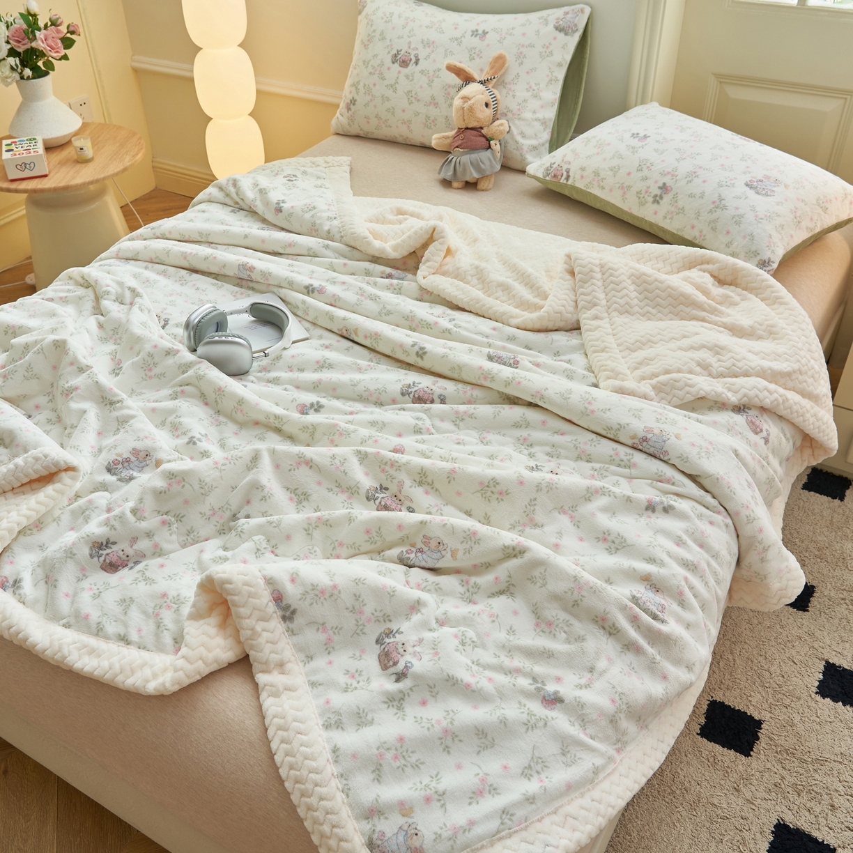 91家纺网 家纺一手货源 找家纺 晨曦家纺 2025新款加厚保暖牛奶绒贝贝绒三层夹棉毛毯可爱卡通 兔兔花园