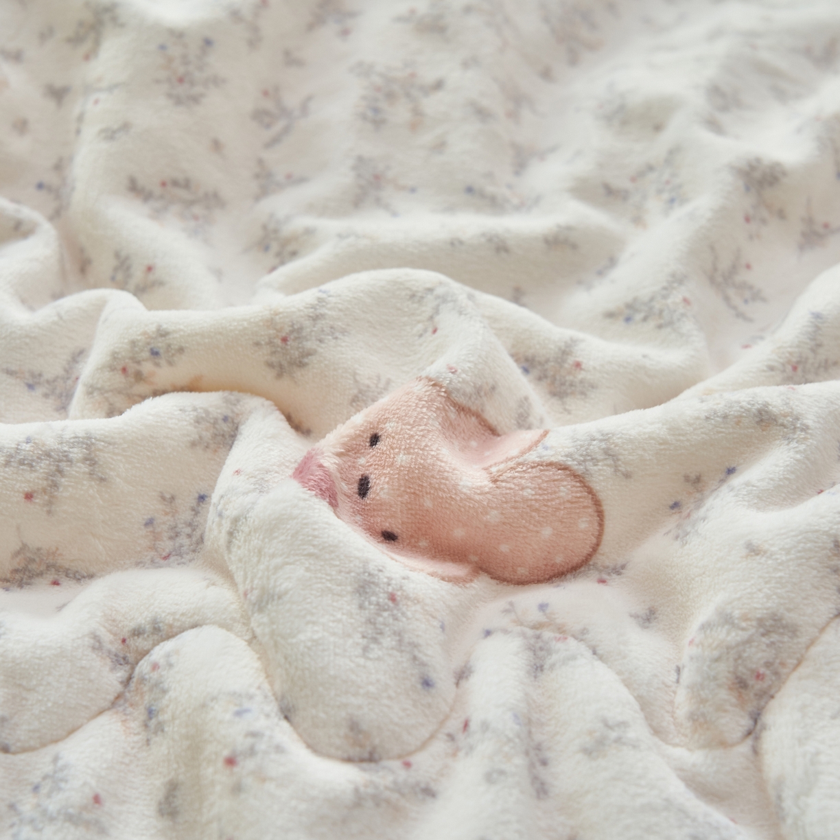 91家纺网 家纺一手货源 找家纺 晨曦家纺 2025新款加厚保暖牛奶绒贝贝绒三层夹棉毛毯可爱卡通 鲜花小兔