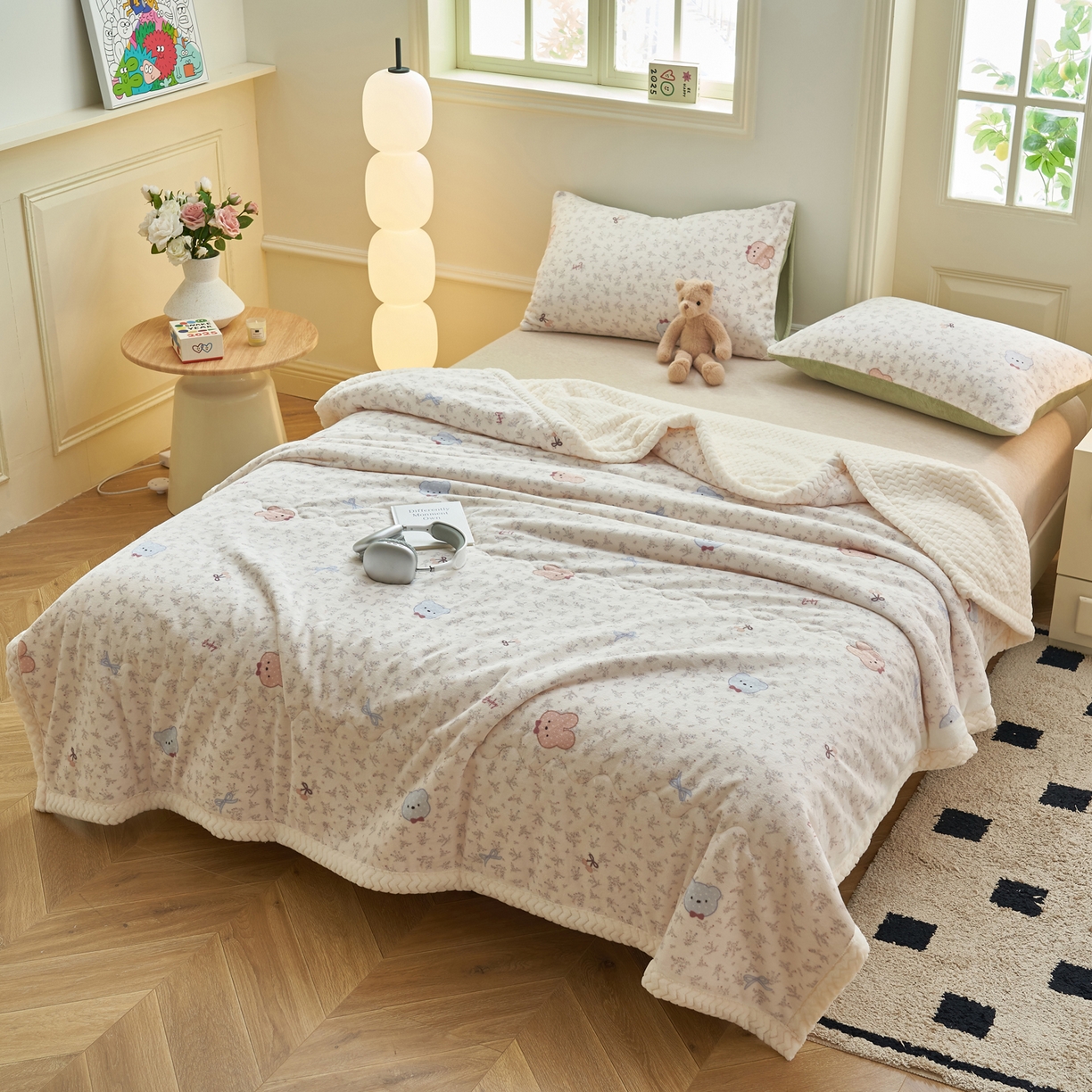 91家纺网 家纺一手货源 找家纺 晨曦家纺 2025新款加厚保暖牛奶绒贝贝绒三层夹棉毛毯可爱卡通 鲜花小兔