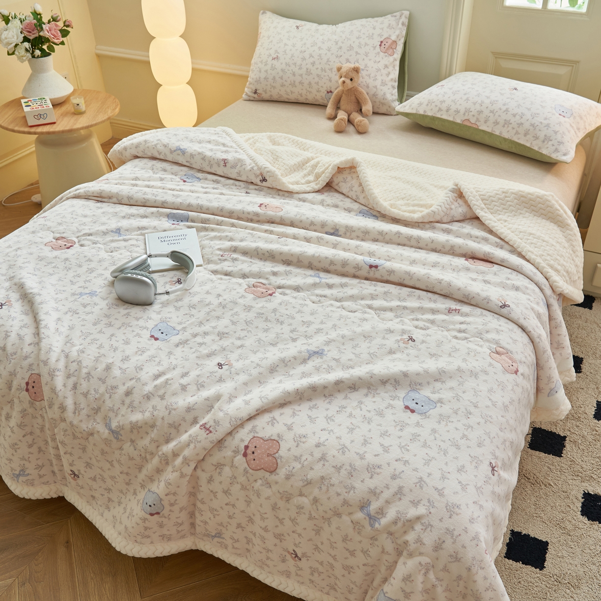 91家纺网 家纺一手货源 找家纺 晨曦家纺 2025新款加厚保暖牛奶绒贝贝绒三层夹棉毛毯可爱卡通 鲜花小兔