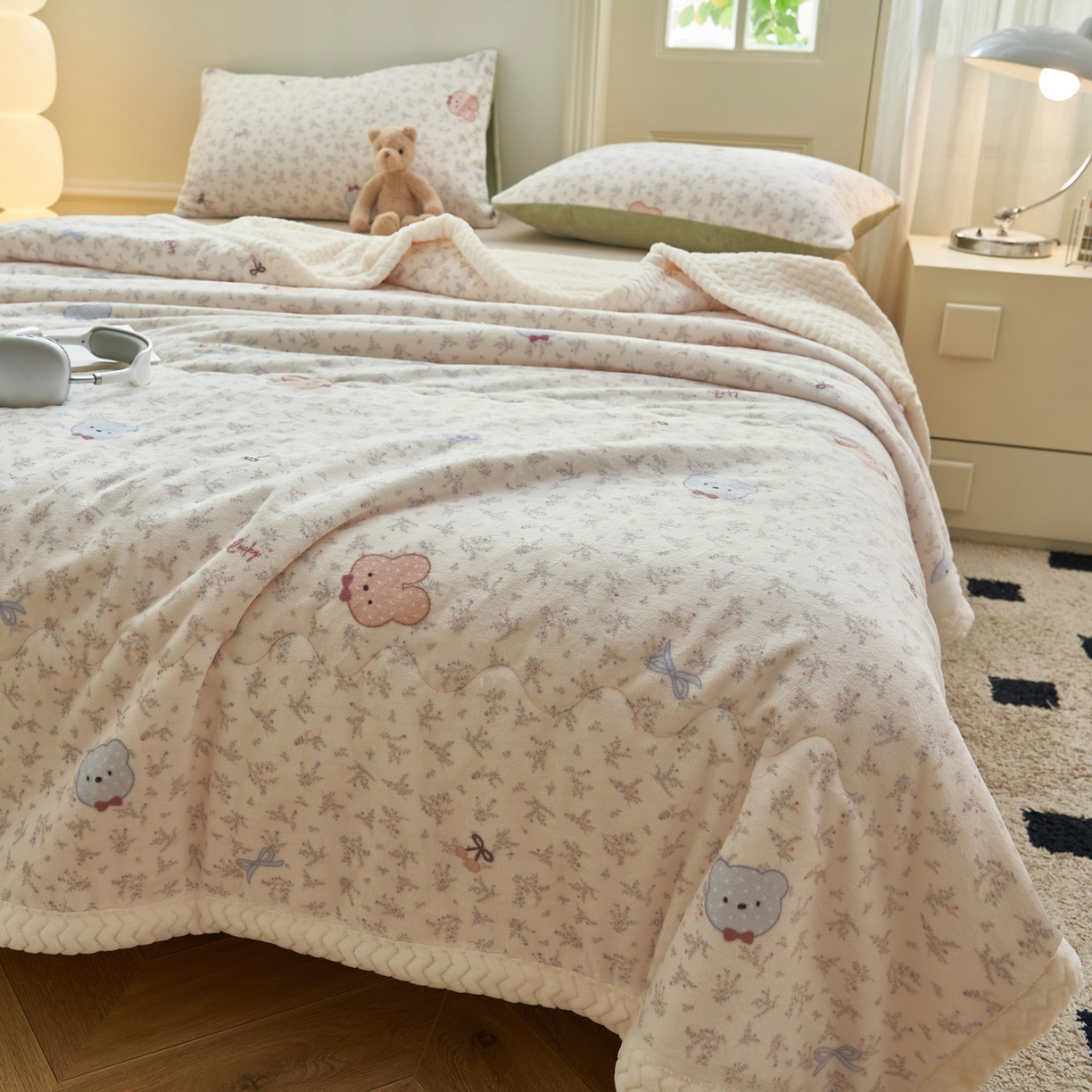 91家纺网 家纺一手货源 找家纺 晨曦家纺 2025新款加厚保暖牛奶绒贝贝绒三层夹棉毛毯可爱卡通 鲜花小兔