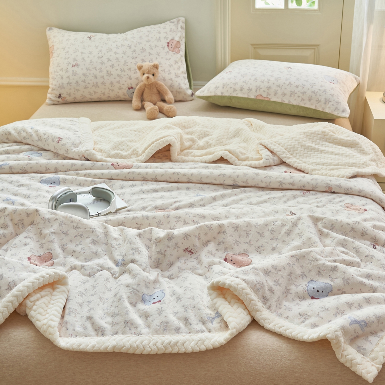 91家纺网 家纺一手货源 找家纺 晨曦家纺 2025新款加厚保暖牛奶绒贝贝绒三层夹棉毛毯可爱卡通 鲜花小兔