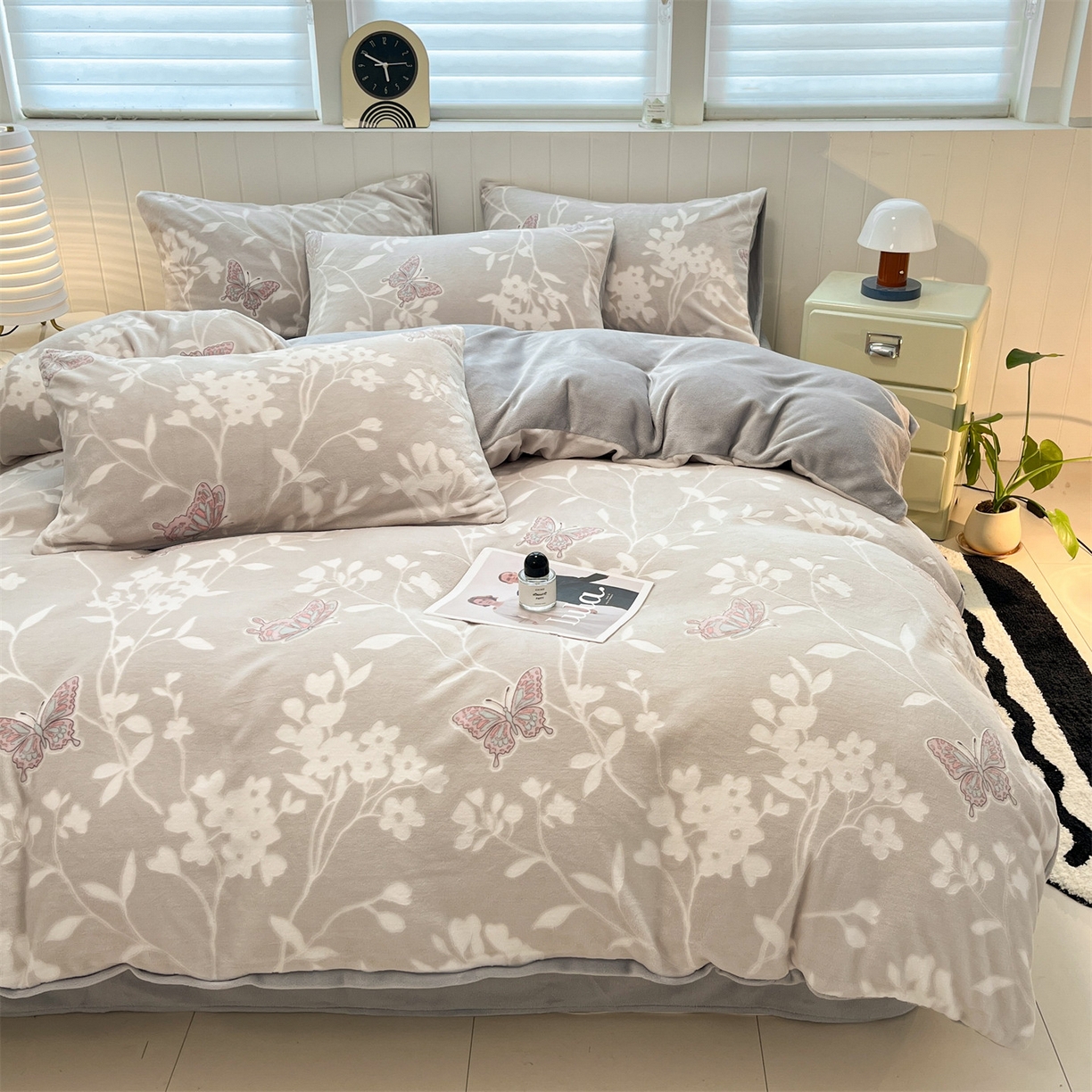 91家纺网 家纺一手货源 找家纺 星座  2025新款牛奶绒雕花绒四件套 蝶栖花影