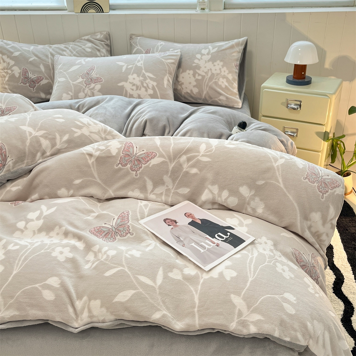 91家纺网 家纺一手货源 找家纺 星座  2025新款牛奶绒雕花绒四件套 蝶栖花影