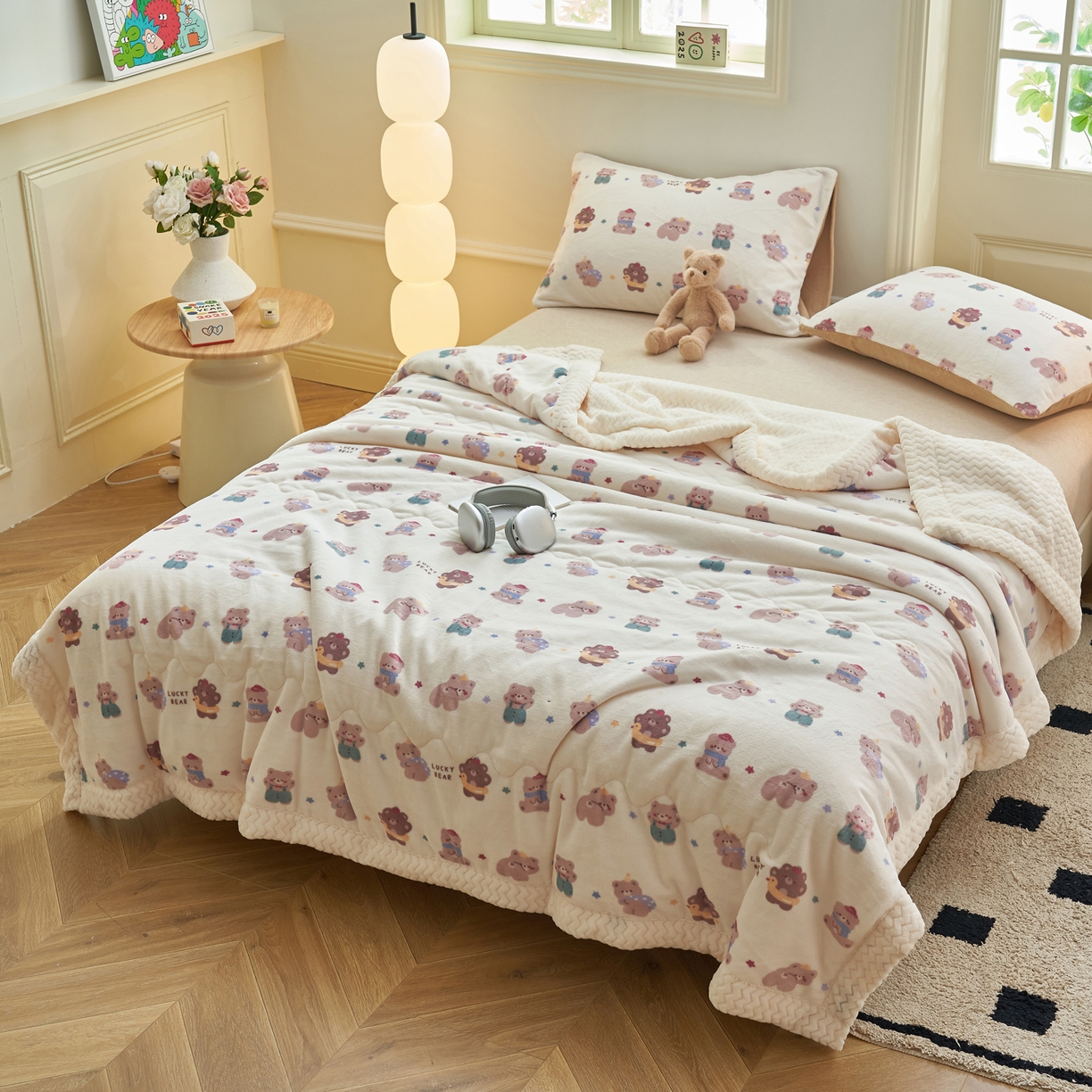 91家纺网 家纺一手货源 找家纺 晨曦家纺 2025新款加厚保暖牛奶绒贝贝绒三层夹棉毛毯可爱卡通 熊熊乐园