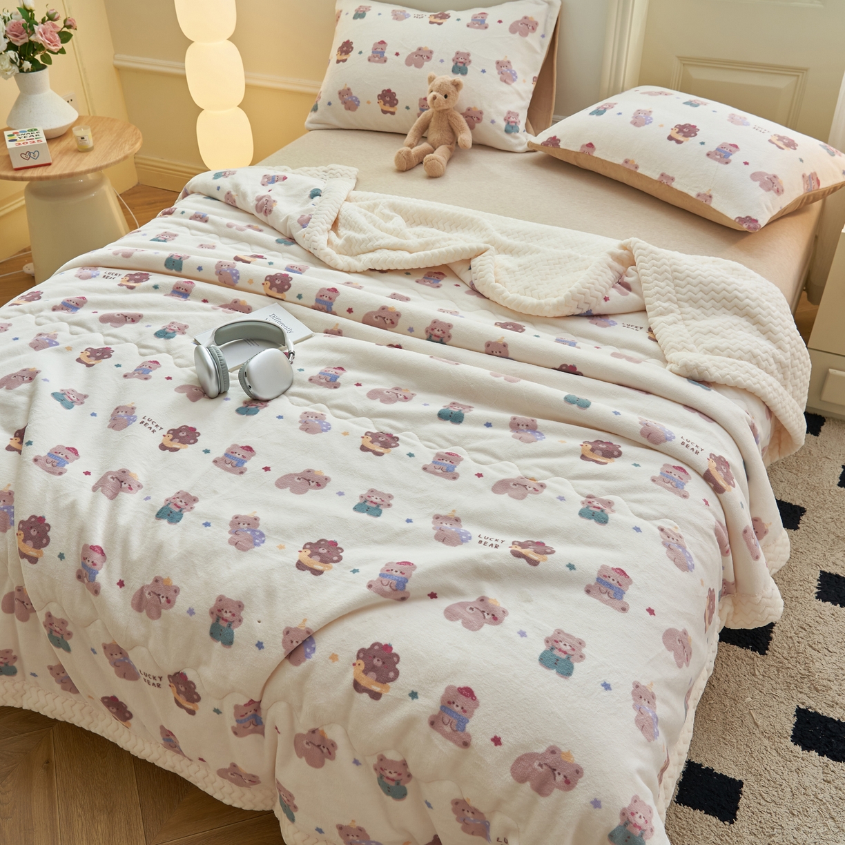 91家纺网 家纺一手货源 找家纺 晨曦家纺 2025新款加厚保暖牛奶绒贝贝绒三层夹棉毛毯可爱卡通 熊熊乐园