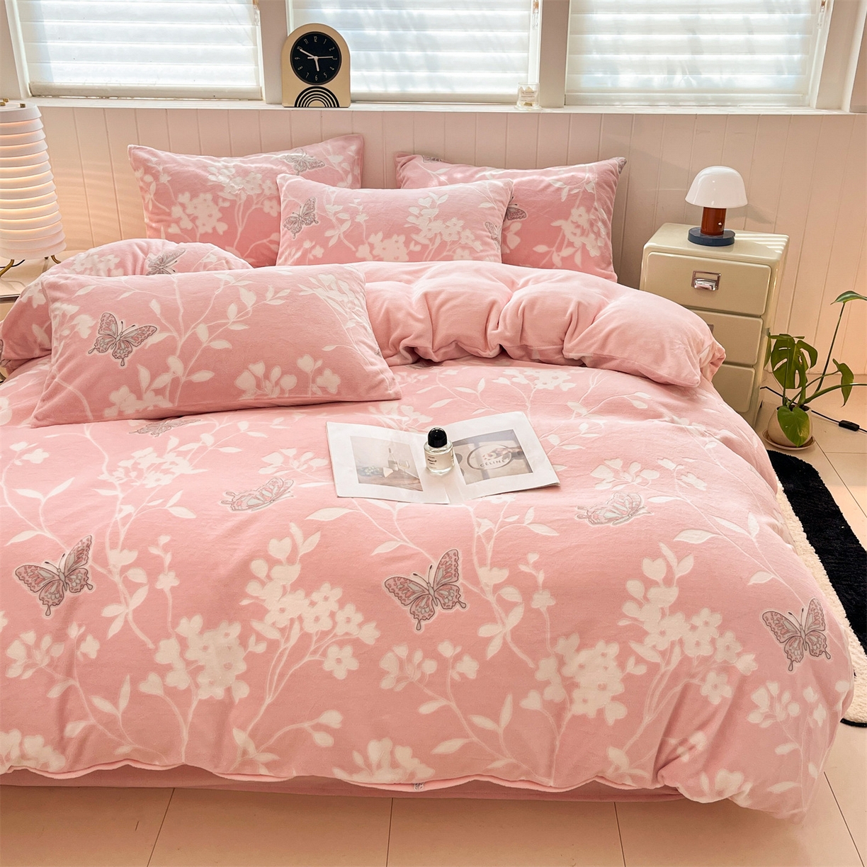 91家纺网 家纺一手货源 找家纺 星座  2025新款牛奶绒雕花绒四件套 蝶舞花踪