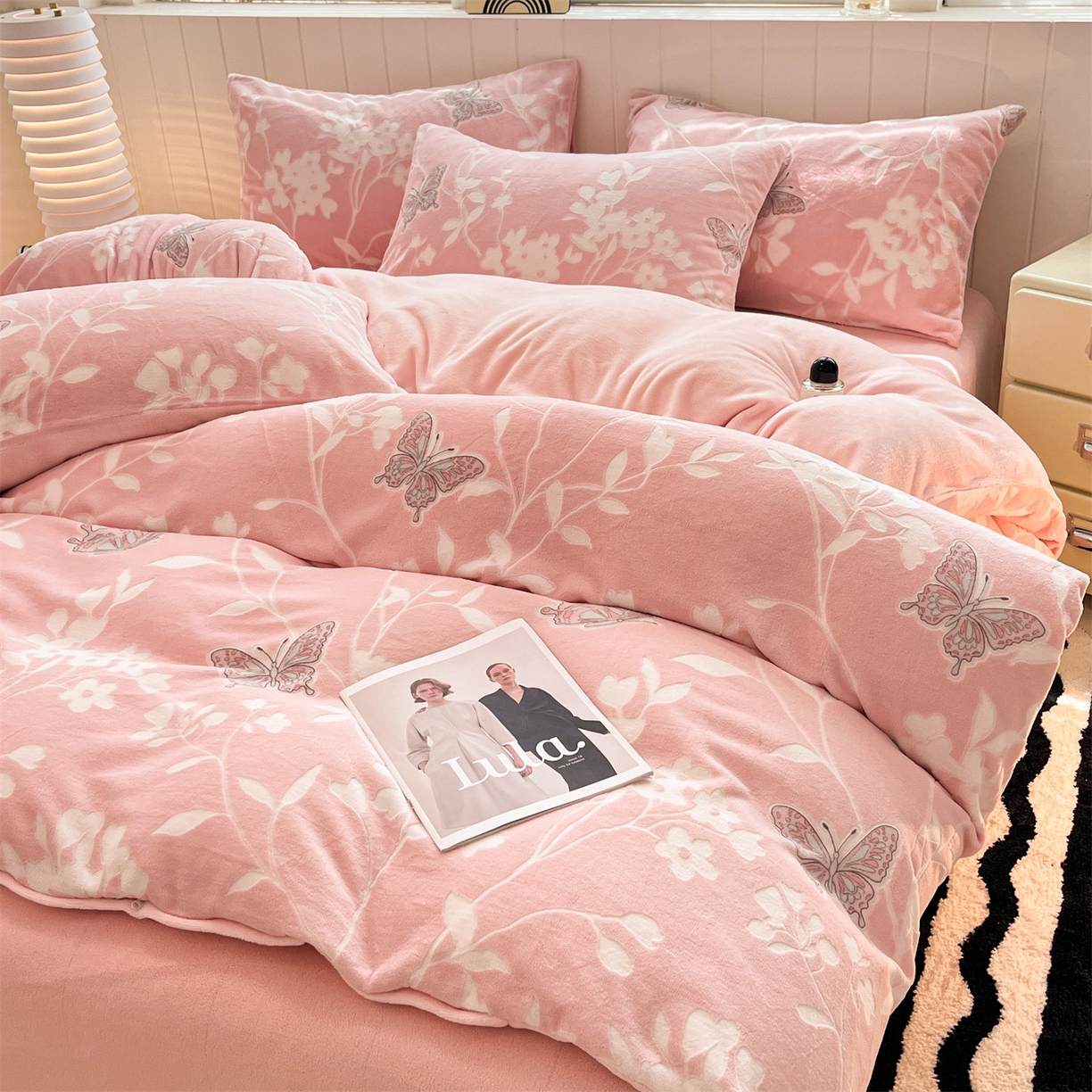 91家纺网 家纺一手货源 找家纺 星座  2025新款牛奶绒雕花绒四件套 蝶舞花踪