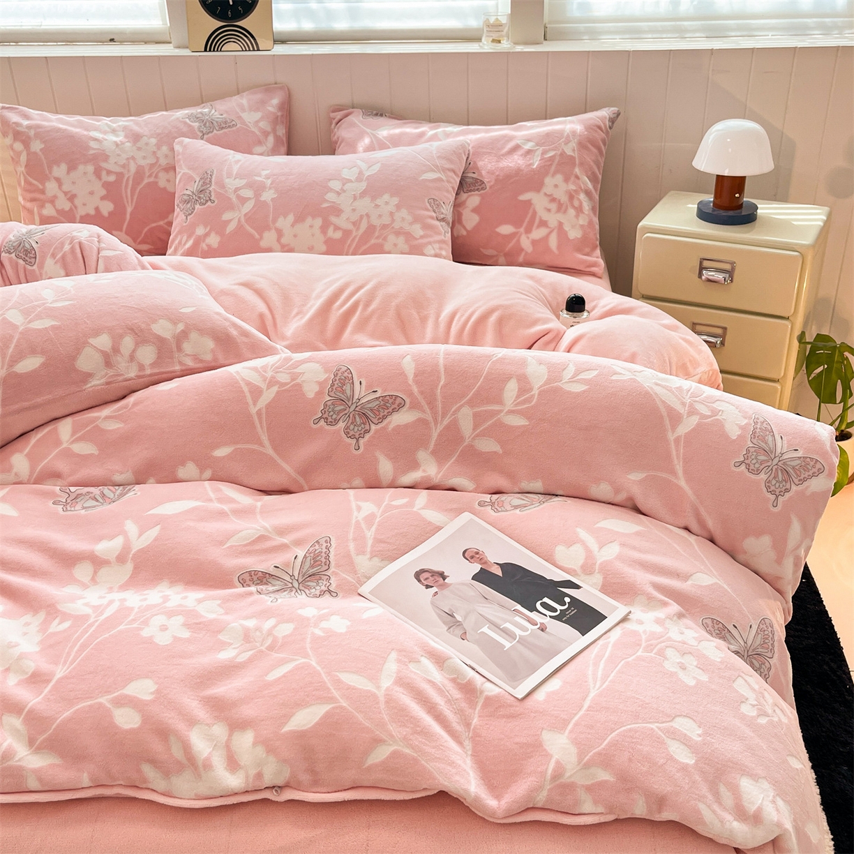 91家纺网 家纺一手货源 找家纺 星座  2025新款牛奶绒雕花绒四件套 蝶舞花踪