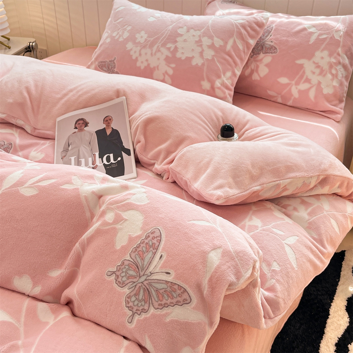 91家纺网 家纺一手货源 找家纺 星座  2025新款牛奶绒雕花绒四件套 蝶舞花踪