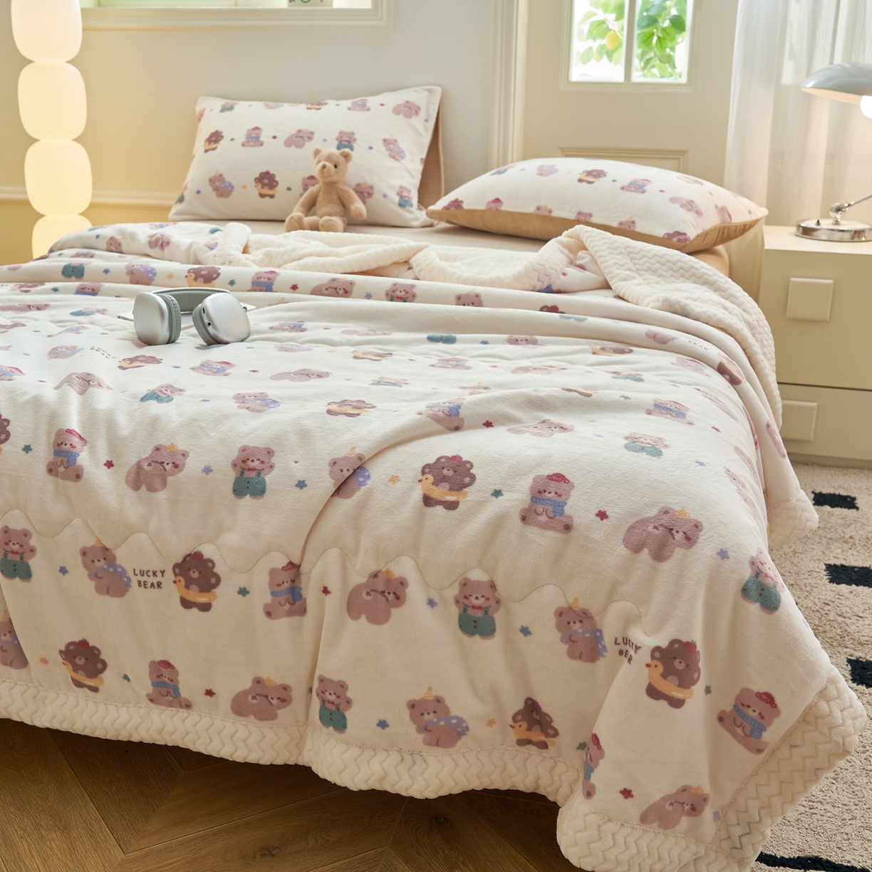 91家纺网 家纺一手货源 找家纺 晨曦家纺 2025新款加厚保暖牛奶绒贝贝绒三层夹棉毛毯可爱卡通 熊熊乐园