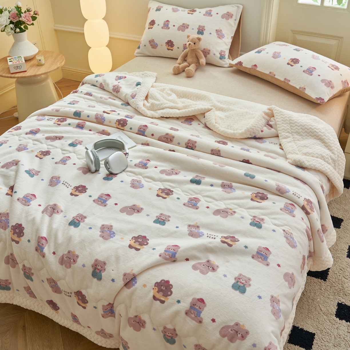 91家纺网 家纺一手货源 找家纺 晨曦家纺 2025新款加厚保暖牛奶绒贝贝绒三层夹棉毛毯可爱卡通 熊熊乐园