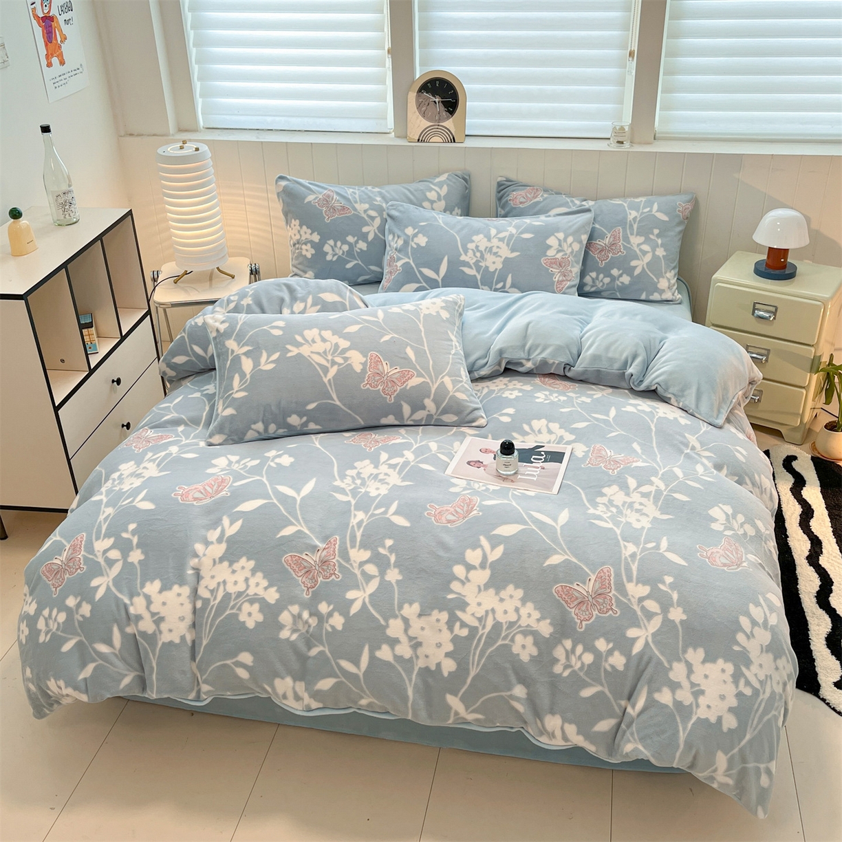 91家纺网 家纺一手货源 找家纺 星座  2025新款牛奶绒雕花绒四件套 蝶语蓝韵