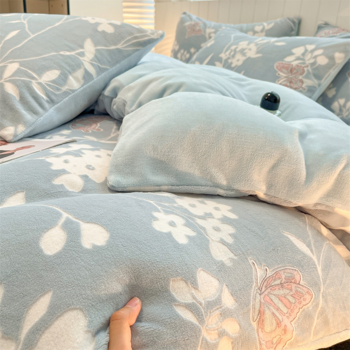 91家纺网 家纺一手货源 找家纺 星座  2025新款牛奶绒雕花绒四件套 蝶语蓝韵