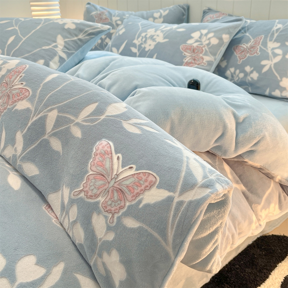 91家纺网 家纺一手货源 找家纺 星座  2025新款牛奶绒雕花绒四件套 蝶语蓝韵