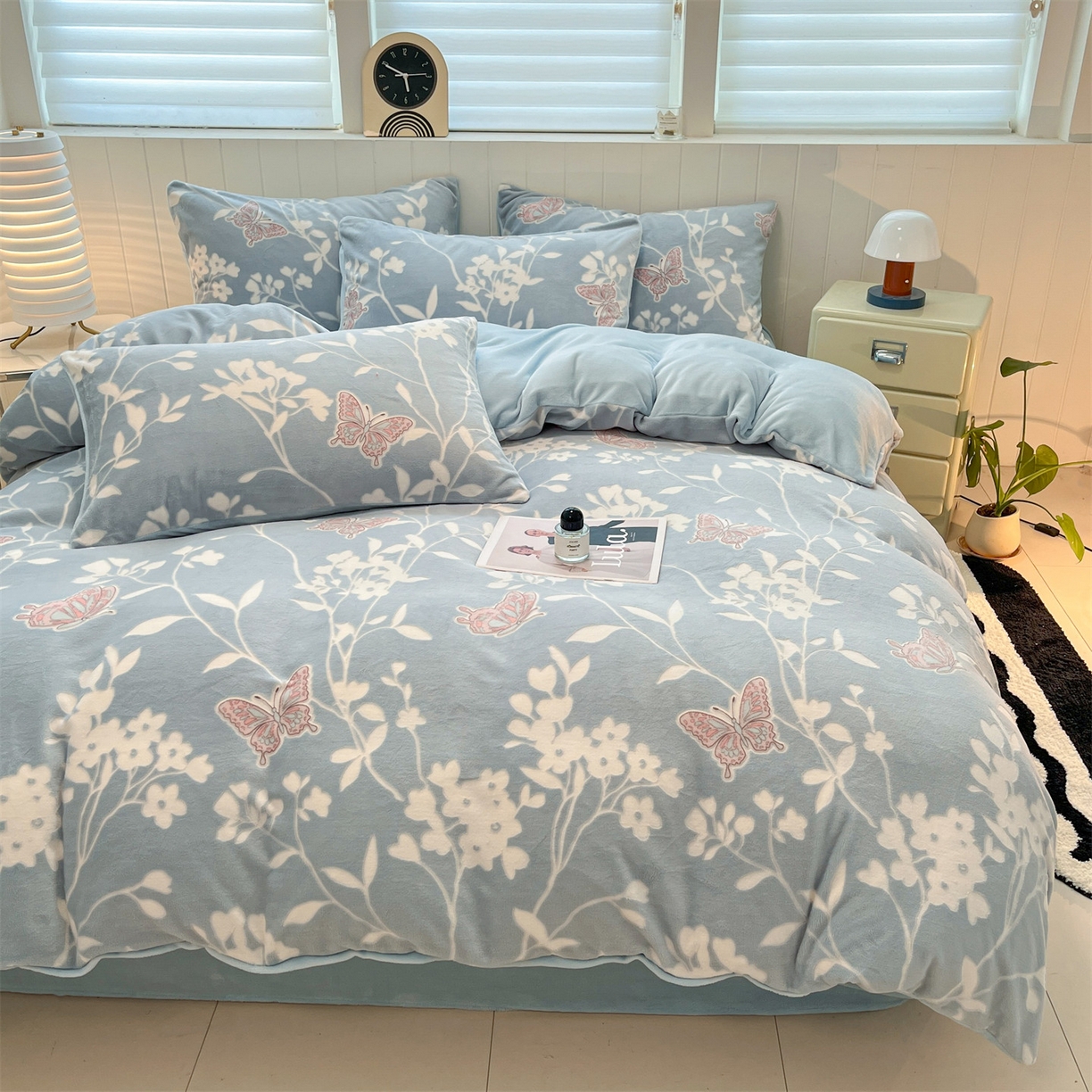 91家纺网 家纺一手货源 找家纺 星座  2025新款牛奶绒雕花绒四件套 蝶语蓝韵