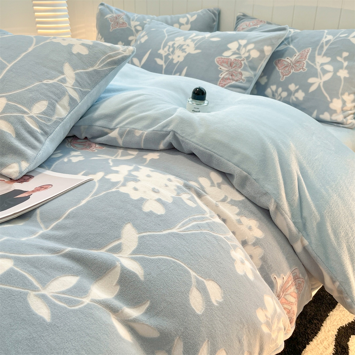 91家纺网 家纺一手货源 找家纺 星座  2025新款牛奶绒雕花绒四件套 蝶语蓝韵