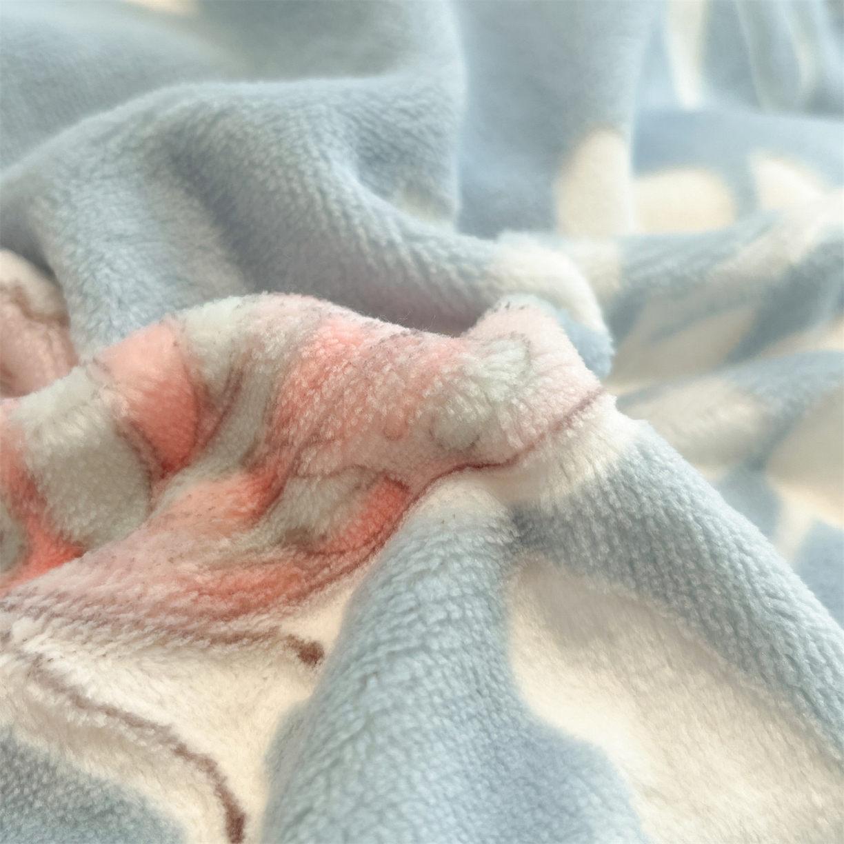 91家纺网 家纺一手货源 找家纺 星座  2025新款牛奶绒雕花绒四件套 蝶语蓝韵