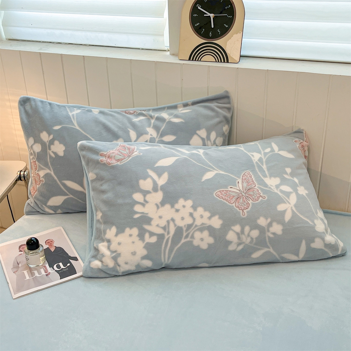 91家纺网 家纺一手货源 找家纺 星座  2025新款牛奶绒雕花绒四件套 蝶语蓝韵