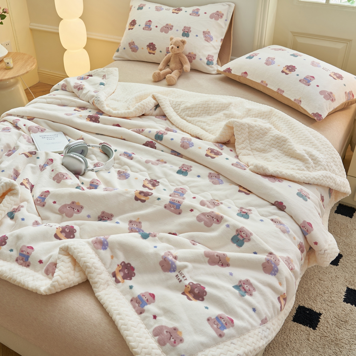 91家纺网 家纺一手货源 找家纺 晨曦家纺 2025新款加厚保暖牛奶绒贝贝绒三层夹棉毛毯可爱卡通 熊熊乐园