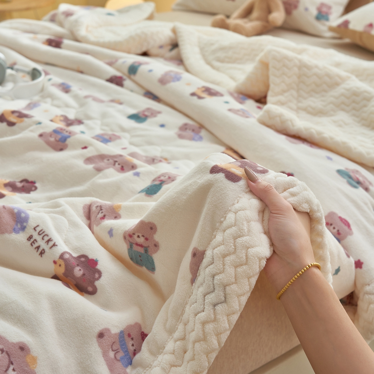 91家纺网 家纺一手货源 找家纺 晨曦家纺 2025新款加厚保暖牛奶绒贝贝绒三层夹棉毛毯可爱卡通 熊熊乐园