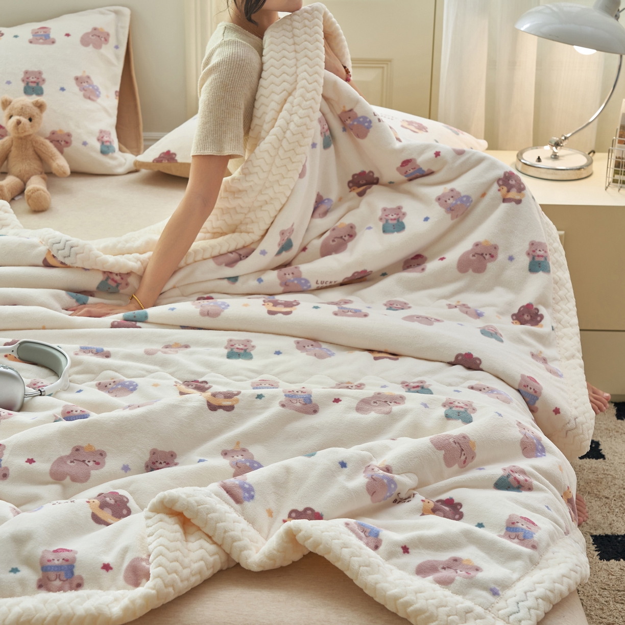 91家纺网 家纺一手货源 找家纺 晨曦家纺 2025新款加厚保暖牛奶绒贝贝绒三层夹棉毛毯可爱卡通 熊熊乐园