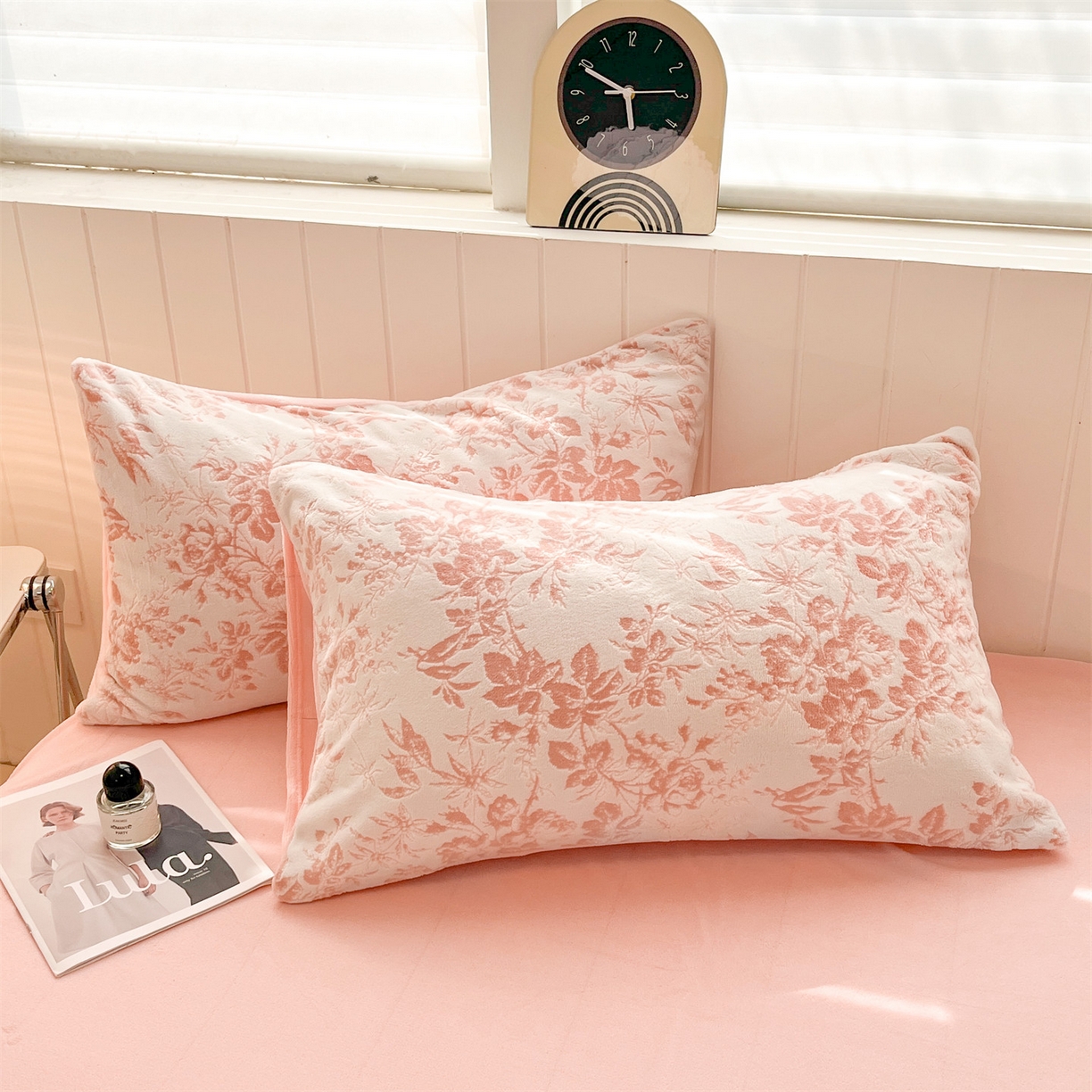 91家纺网 家纺一手货源 找家纺 星座  2025新款牛奶绒雕花绒四件套 粉黛繁花