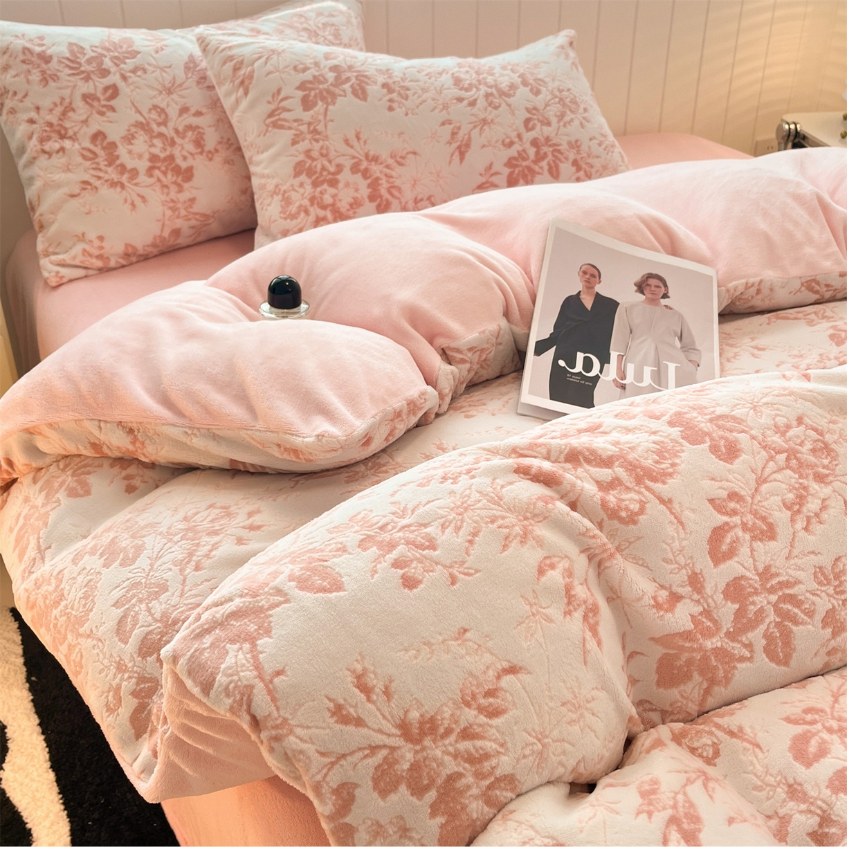 91家纺网 家纺一手货源 找家纺 星座  2025新款牛奶绒雕花绒四件套 粉黛繁花