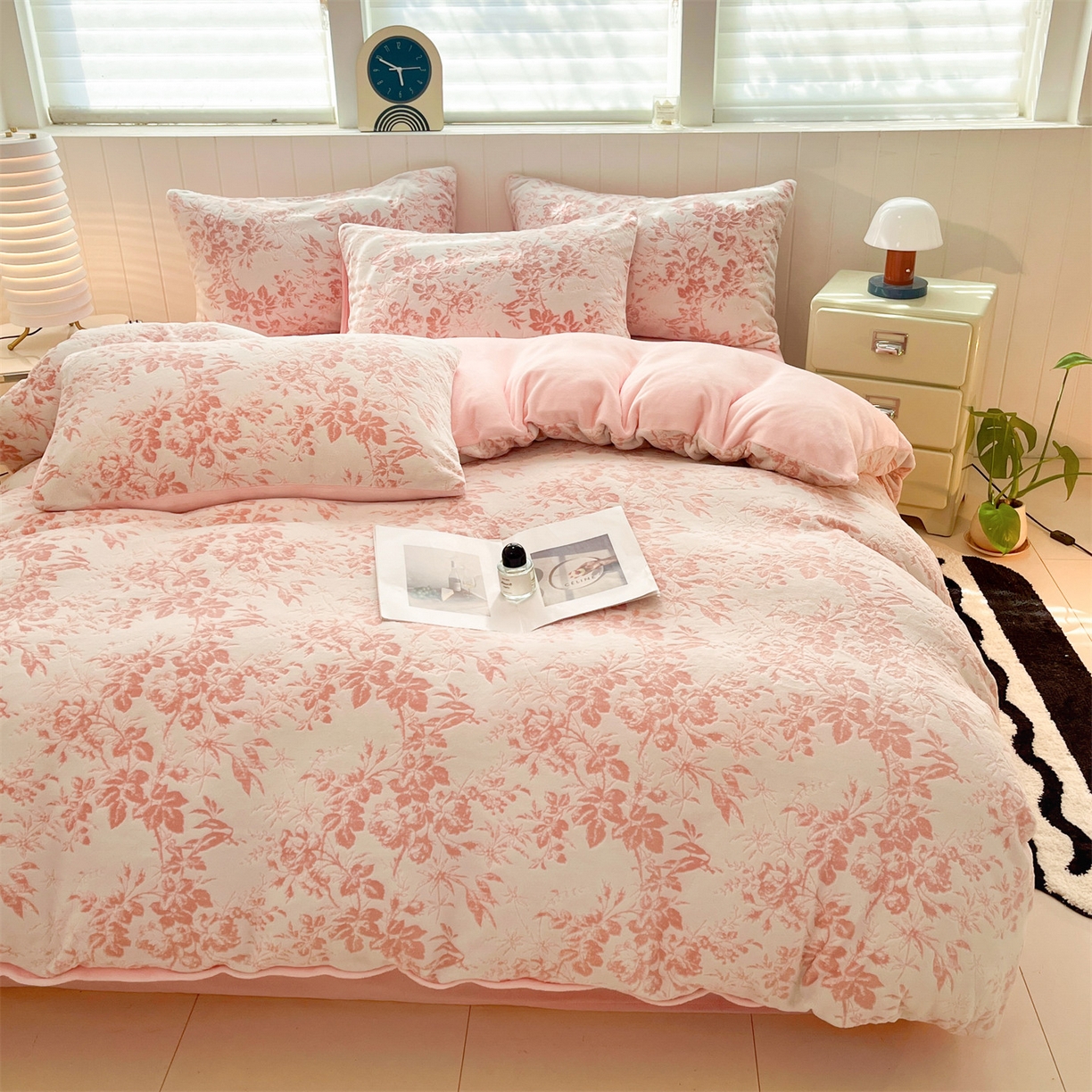 91家纺网 家纺一手货源 找家纺 星座  2025新款牛奶绒雕花绒四件套 粉黛繁花