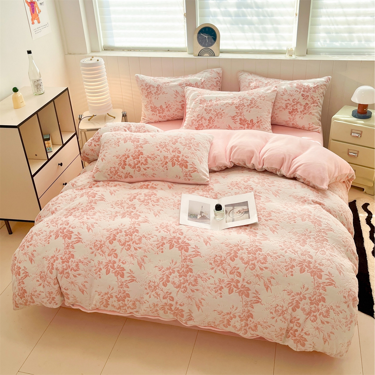 91家纺网 家纺一手货源 找家纺 星座  2025新款牛奶绒雕花绒四件套 粉黛繁花