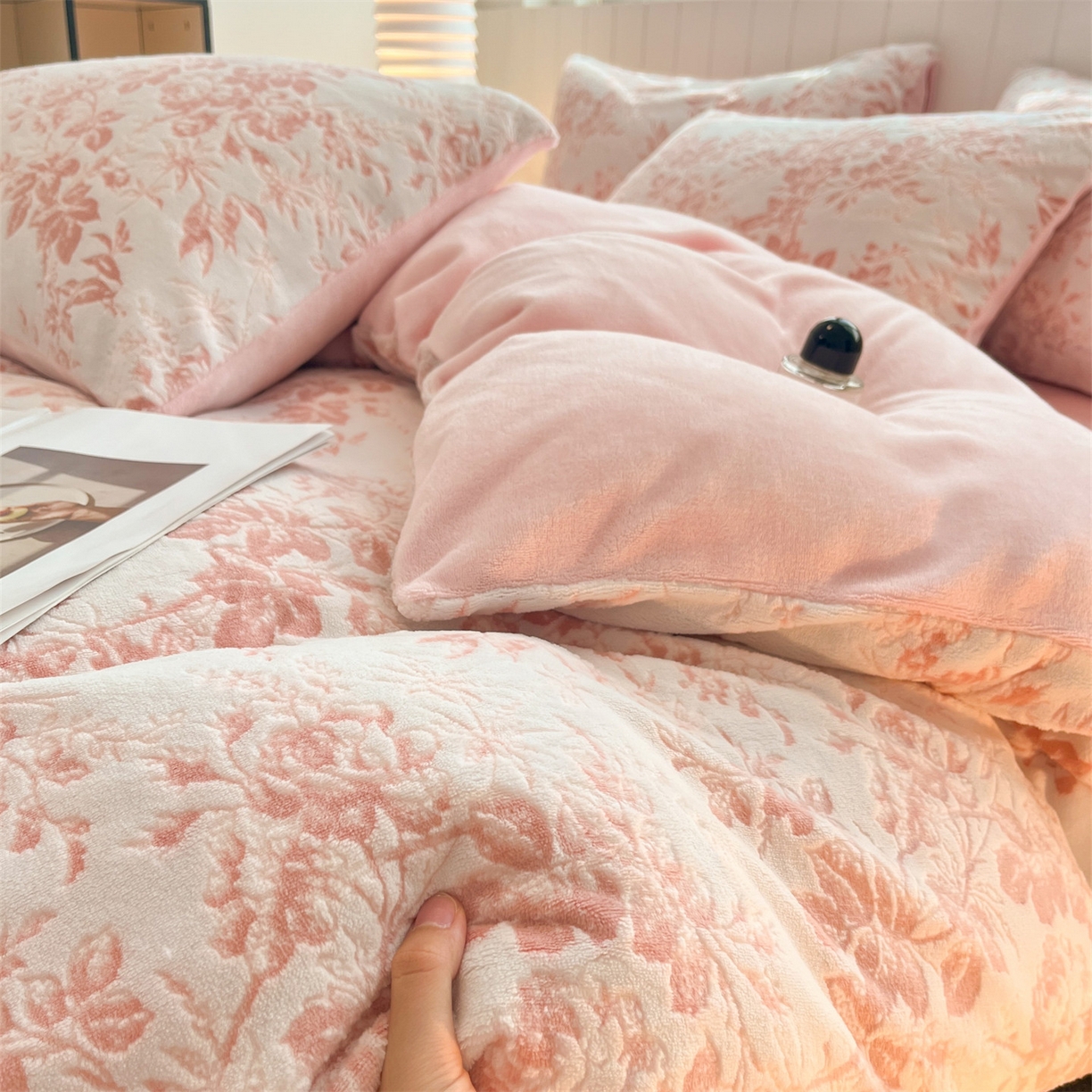 91家纺网 家纺一手货源 找家纺 星座  2025新款牛奶绒雕花绒四件套 粉黛繁花