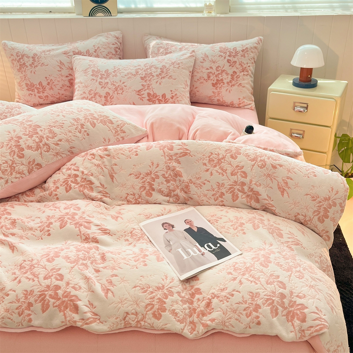 91家纺网 家纺一手货源 找家纺 星座  2025新款牛奶绒雕花绒四件套 粉黛繁花